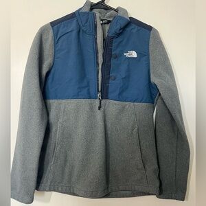Woman’s The North Face Gray Fleece Jacket Size small